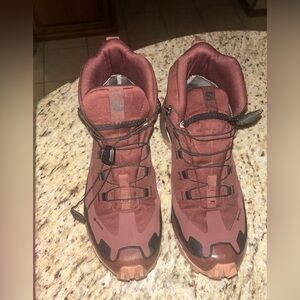 SALOMON Women’s Cross Hike Mid GTX2 hiking boot . Like new size 7.5 GORETEX